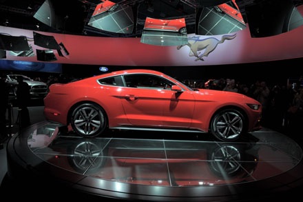 Ford chính thức ra mắt chiếc Mustang 2015 - 14 Và phiên bản Mustang 2015 coupé cùng người mẫu Ala Mulally